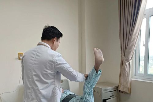 Lấy u tủy 'khổng lồ' chèn ép thần kinh cho cụ ông 68 tuổi