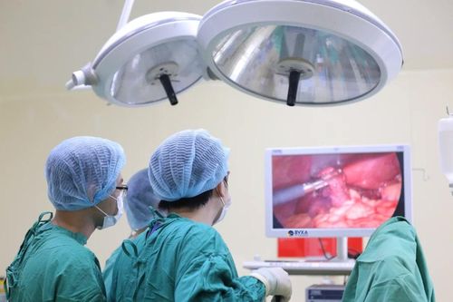 Dùng dạ dày tạo hình thực quản teo cho người đàn ông uống nhầm nước tro tàu