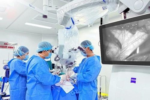 Chàng trai mắc bệnh ít gặp khiến não tụt xuống cổ