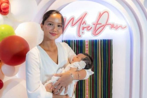 H'Hen Niê tinh tế tôn vinh văn hóa Ê Đê trong tiệc đầy tháng con gái