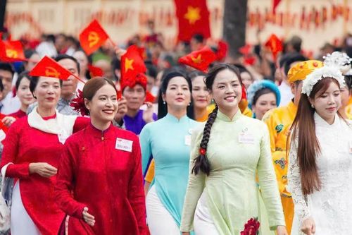 Làm gì để văn nghệ sĩ sống được với nghề?