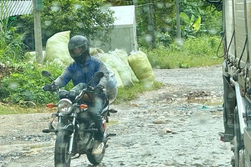 Quốc lộ nối tỉnh Lâm Đồng với Đắk Lắk nhiều đoạn ngập nước, nát tươm