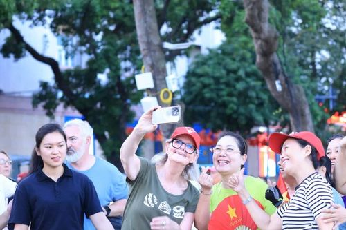 Nữ 'đặc vụ' dõi theo từng bước chân chính khách khi đến Việt Nam