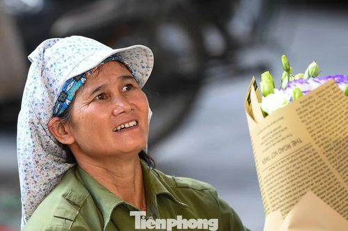Những người phụ nữ miệt mài mưu sinh trong ngày 20/10