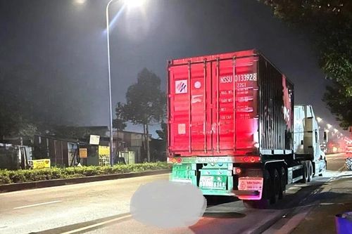 Vừa dừng lề đường mua cà phê, tài xế tá hỏa phát hiện người chết sau đuôi xe