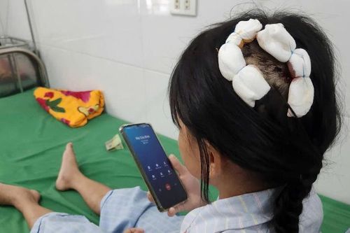 Bé gái bị cha dượng dùng búa bạo hành: Lời kể nghẹn ngào của nạn nhân