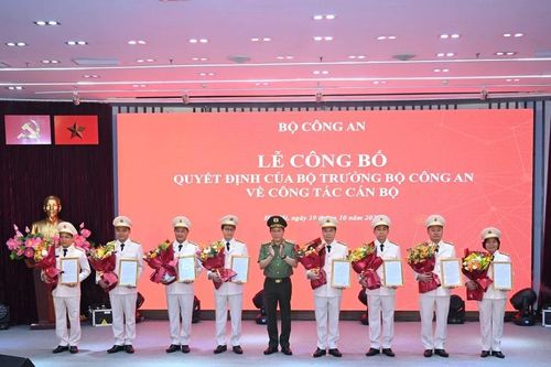 Phong cấp bậc hàm sĩ quan cấp cao trong trường hợp đặc biệt cho 8 lãnh đạo chủ chốt MobiFone