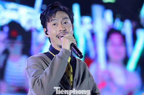 Rapper Đen khiến sân vận động Đại học Bách khoa bùng nổ