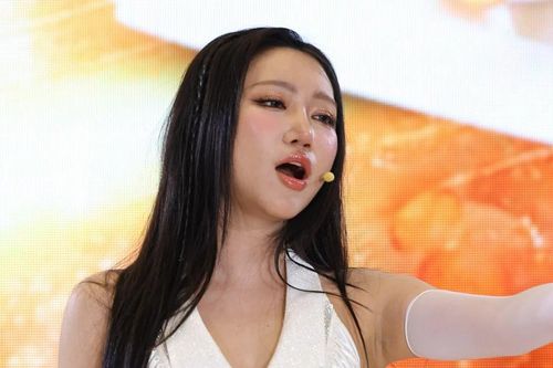 Em xinh Orange sau cơn sốt cùng Phương Mỹ Chi
