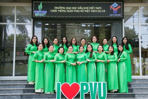 PVU rộn ràng 'Tuần lễ áo dài' chào mừng Ngày Phụ nữ Việt Nam 20/10