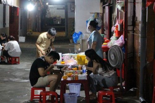Gần 50 năm bán xuyên đêm, quán cháo 'núp hẻm' TPHCM hút khách nhờ công thức lạ