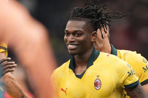 Rafael Leao lập cú đúp đưa Milan lên đỉnh Serie A