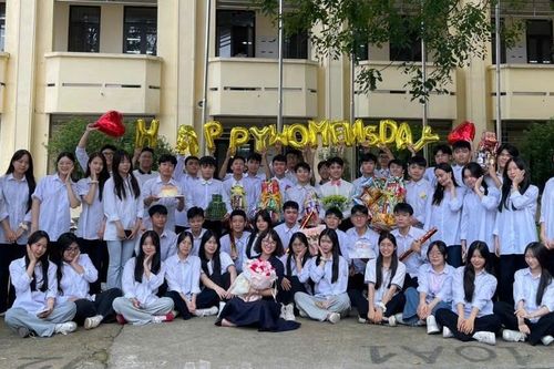 Dàn nam sinh 'bê tráp' tặng quà ngày 20/10 cho cô giáo và các bạn nữ gây 'sốt'