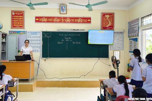 2 giáo viên Nghệ An được tuyên dương tại chương trình 'Chia sẻ cùng thầy cô'