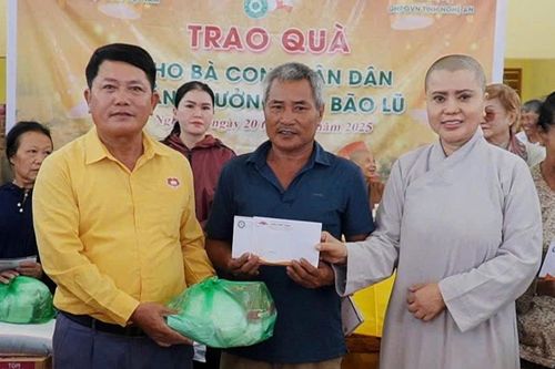 Đoàn công tác Giáo hội Phật giáo Việt Nam trao 500 suất quà cho người dân bị thiệt hại do mưa lũ ở Nghệ An