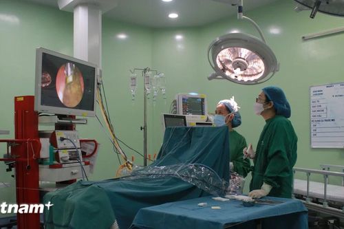Theo chân nữ bác sỹ phẫu thuật Tai Mũi Họng vào phòng mổ