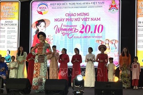 Phụ nữ Việt Nam trình diễn 'Vẻ đẹp Việt - gửi trọn yêu thương' tại Malaysia