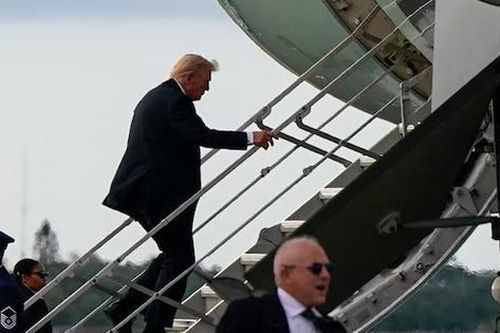 Nghi có 'ổ bắn tỉa', ông Trump phải lên chuyên cơ Không lực Một bằng cửa sau
