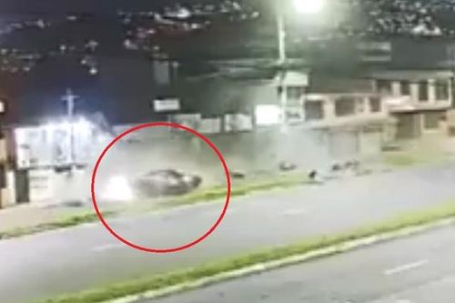 4 người tử vong khi ô tô đâm vào cột đèn ven đường