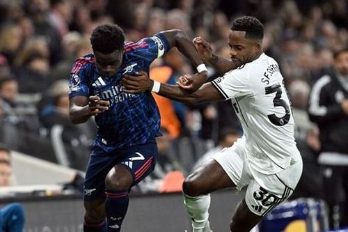 Arsenal hứng chịu chỉ trích dù dẫn đầu Ngoại hạng Anh