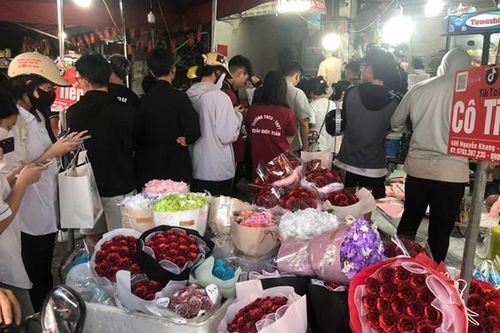 Thị trường hoa 20/10 'nở rộ' cả online lẫn chợ truyền thống