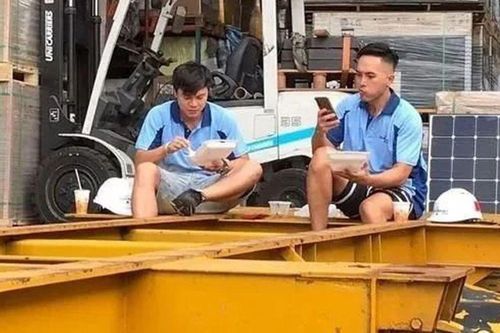 Hai nam diễn viên nổi tiếng một thời bị bắt gặp đi làm công nhân bốc vác, ăn cơm bụi khiến nhiều người chạnh lòng