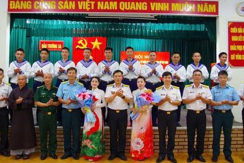 Chuỗi kỷ niệm Ngày 20/10 ấm tình quân dân keo sơn, kiên cường ở Trường Sa
