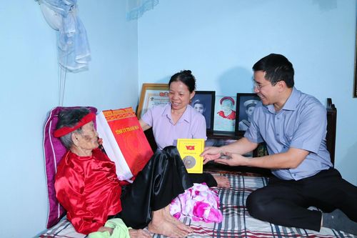 Phó Bí thư Thường trực Tỉnh ủy Nguyễn Hồng Phong thăm, tặng quà Mẹ Việt Nam anh hùng