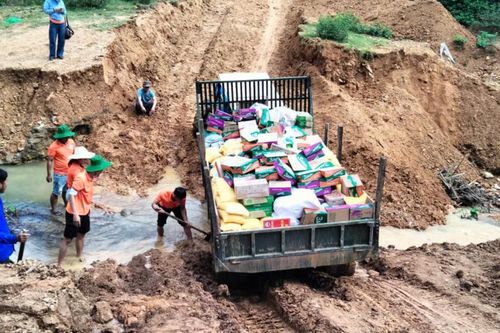 [Video]: Nỗ lực tiếp tế lương thực cho hơn 1.000 người bị cô lập xã vùng cao Nghệ An