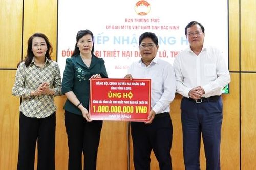 Tỉnh Vĩnh Long trao 1 tỷ đồng hỗ trợ Nhân dân tỉnh Bắc Ninh khắc phục thiệt hại sau bão lũ