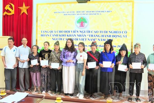 Tặng 30 suất quà cho người cao tuổi có hoàn cảnh khó khăn