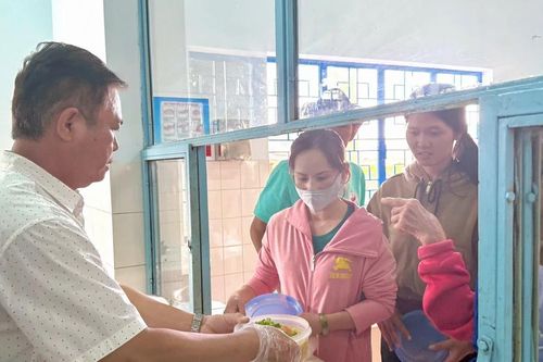 Tặng 900 suất bánh canh chay cho bệnh nhân nghèo Gia Lai