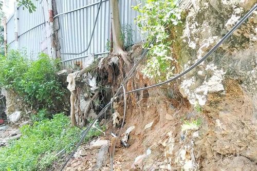Sạt lở đất đe dọa chung cư Hoàng Văn Thụ