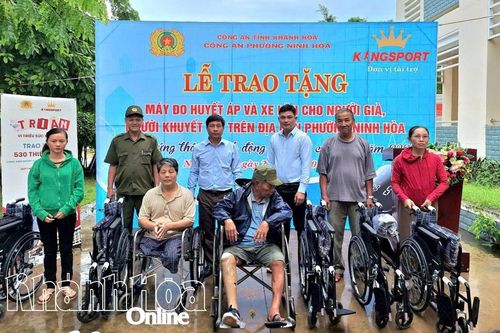 Tặng xe lăn, máy đo huyết áp cho người khuyết tật, người cao tuổi phường Ninh Hòa