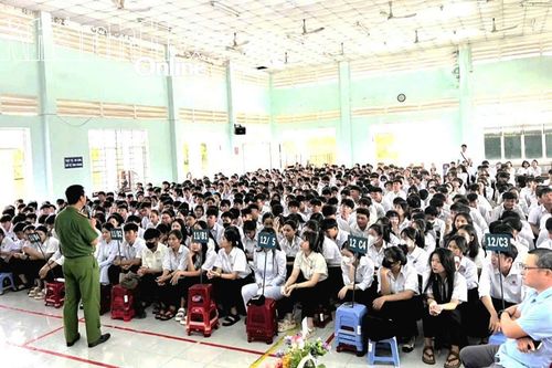 Công an xã Nam Ninh Hòa tuyên truyền pháp luật tại Trường THPT Tôn Đức Thắng