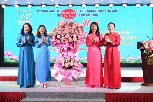 Gặp mặt lãnh đạo, cán bộ hội phụ nữ qua các thời kỳ, nữ cựu tù cách mạng, cựu thanh niên xung phong, cựu chiến binh tiêu biểu