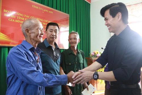 Đoàn công tác của Thường trực Tỉnh ủy thăm, tặng quà người dân bị thiệt hại do lũ