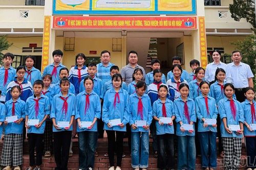 Xuân Hòa tặng quà cho học sinh có hoàn cảnh khó khăn