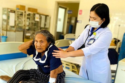 Nữ bác sĩ tận tâm với bà con buôn làng