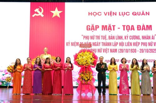 Phụ nữ Học viện Lục quân tỏa sáng phẩm chất 'Bộ đội Cụ Hồ' thời kỳ mới