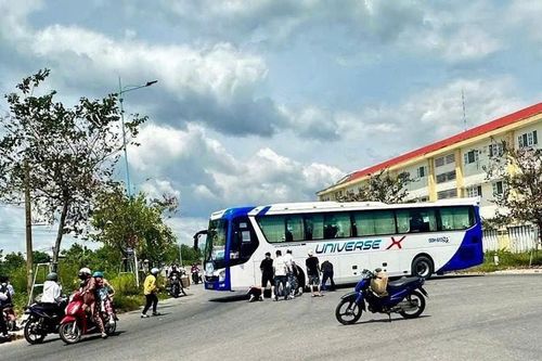 Va chạm với xe khách, nữ sinh đi xe đạp điện bị cuốn vào gầm xe