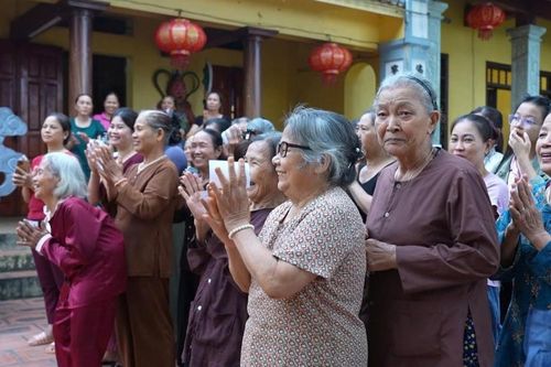 Thái Nguyên: Đạo tràng Liên Trì tặng quà đến bà con bị ảnh hưởng bão lũ