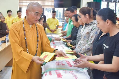Phái đoàn Trung ương GHPGVN trao 1.000 phần quà hỗ trợ đồng bào bị ảnh hưởng bão lũ tại tỉnh Cao Bằng