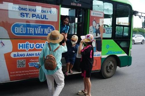 Hành trình dịu dàng của những người phụ nữ trên xe buýt