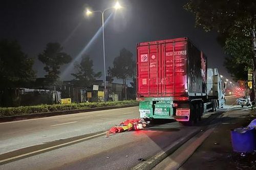 TP.HCM: Xe máy tông đuôi xe container, một người tử vong