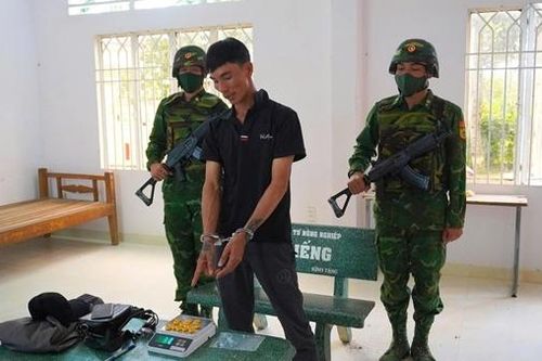 Bắt giữ đối tượng vận chuyển trái phép vàng vào Việt Nam