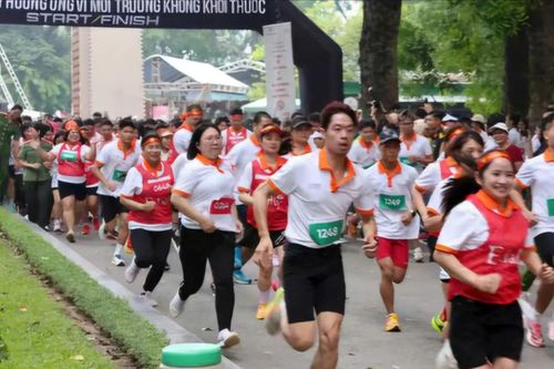 Phụ nữ chạy hưởng ứng vì môi trường không khói thuốc