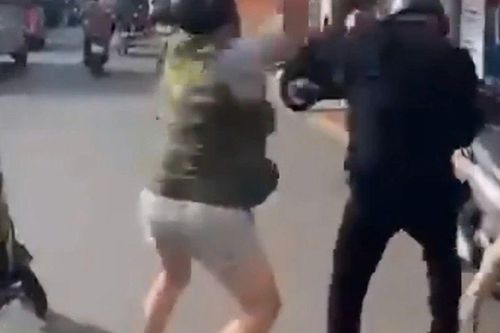 'Mày biết tao là ai không?'- Người đàn ông chặn xe đánh người khác tới tấp và chửi bới, đe dọa