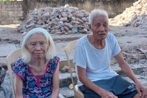 Căn nhà đổ nát trong bão, cụ ông 90 tuổi ôm vợ liệt cầu mong qua mùa đông