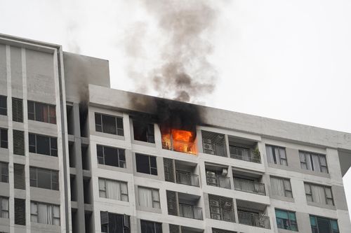 Đang cháy lớn chung cư RiverGate TP.HCM, cư dân hoảng loạn tháo chạy
